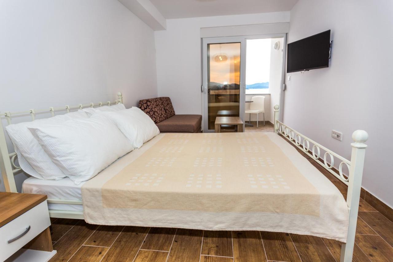 Holiday Home Комарна Екстериор снимка